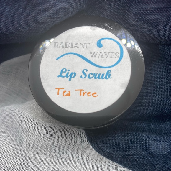 *CLEARANCE* Set of 3 handcrafted tea tree lip scrubs 1oz size - Picture 3 of 4